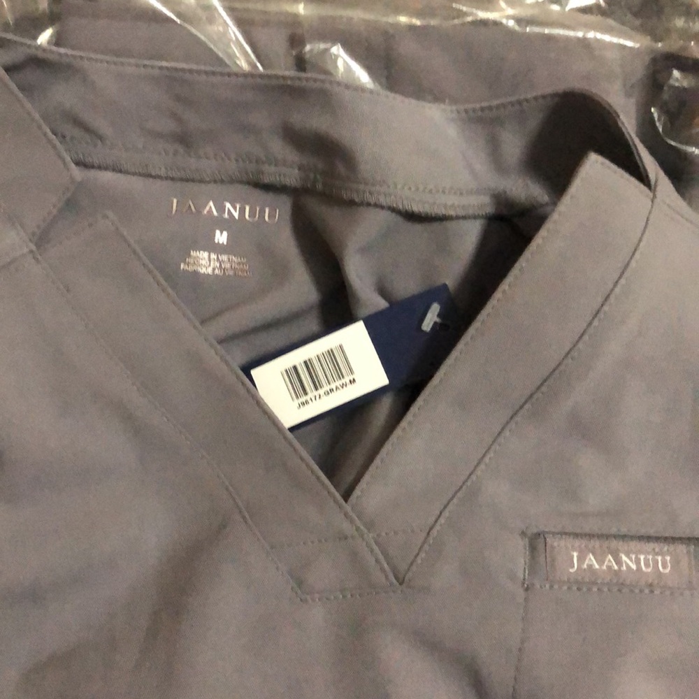 NWK JAANUU gray medium scrub set